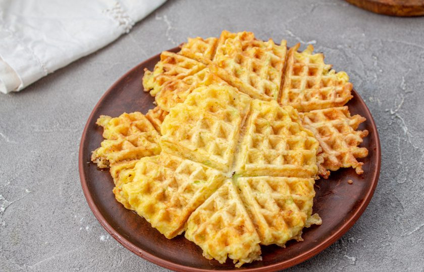 1. Этап. Кето-вафли из кабачков: Готовые румяные кето-вафли из кабачков достаньте вилкой или лопаткой и выложите на тарелку.