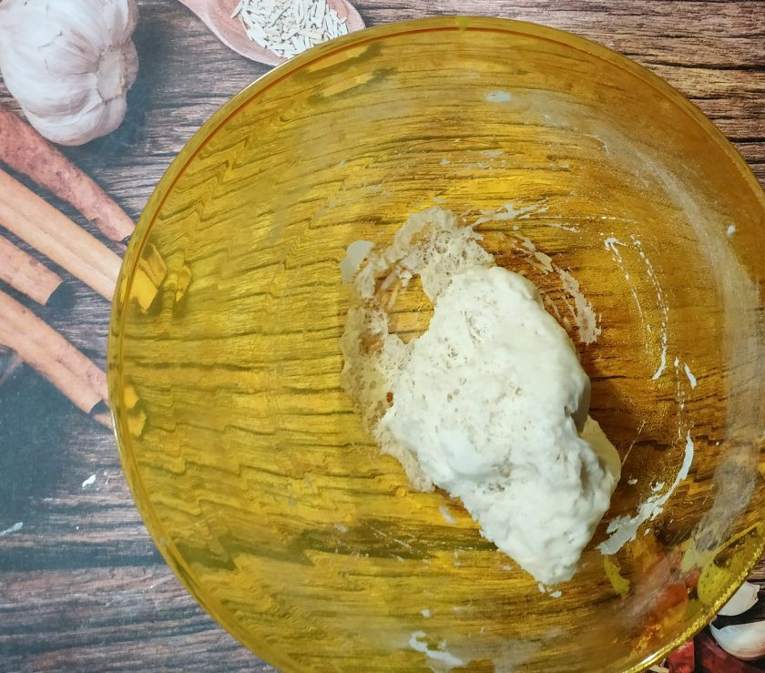 1. Этап. Манты по-корейски: Добавьте воду, замесите тесто. Накройте его пленкой и поставьте в теплое место часа на полтора.