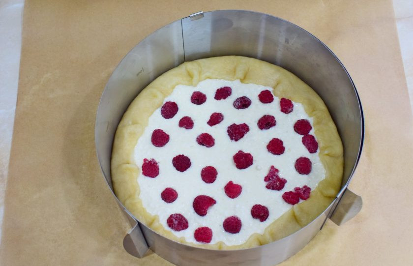 1. Этап. Галета с творогом и малиной: Сверху разложите ягоды малины. Металлическое кольцо подтяните, чтобы сформировалась галета в круг. Если кольца нет, можно и без него. Поставьте галету в духовку, предварительно разогретую до 180 градусов, примерно на 25-30 минут. Ориентируйтесь по своей духовке.