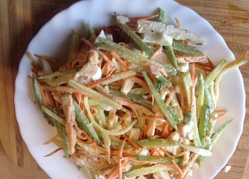 1. Этап. Глухариное гнездо: Приступим к сборке гнезда. Выкладываем на тарелку первым слоем половину обжаренного картофеля, а сверху выкладываем салат.