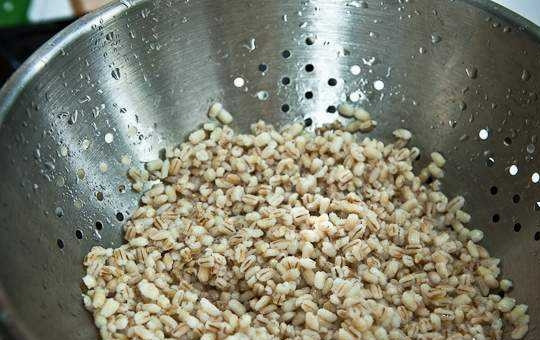 1. Этап. Вкусный рассольник: Готовую крупу промойте в дуршлаге. Дайте воде стечь. В это время картофель почистите и нарежьте кубиками.