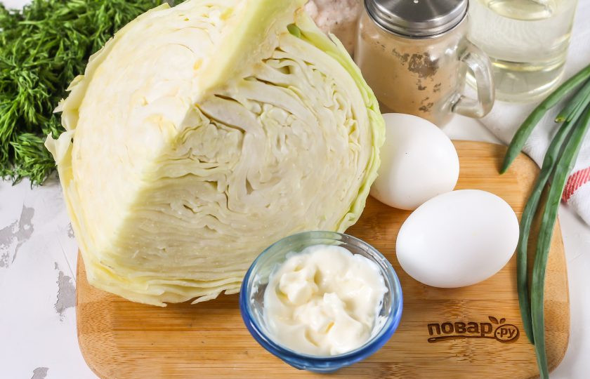 1. Этап. Салат с яичными блинчиками и капустой: Подготовьте указанные ингредиенты.
