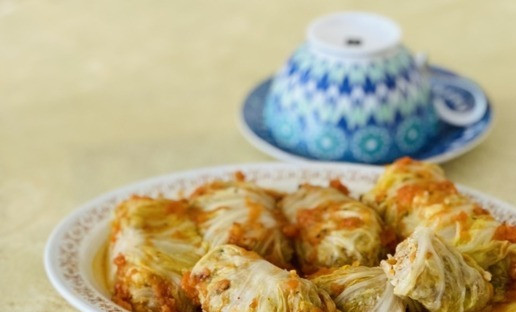 1. Этап. Голубцы с пекинской капустой: Выложить на блюдо. Голубцы хорошо держат форму, не разваливаются, нежные, ароматные и вкусные! Рекомендую приготовить!