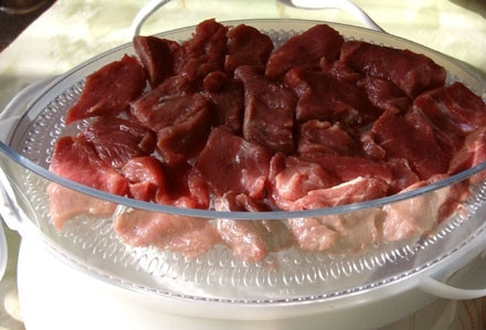 1. Этап. Говядина в пароварке: 1. Мясо режем на кусочки, солим, перчим и выкладываем в чашу пароварки.