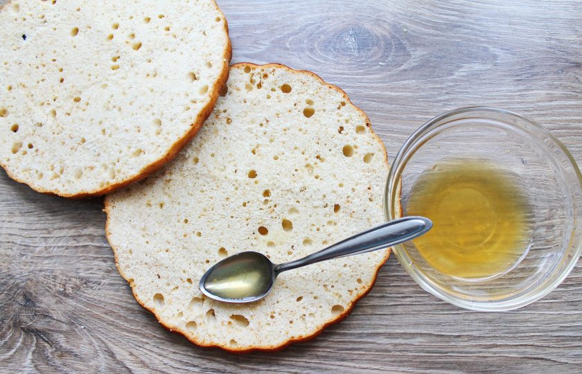 1. Этап. Торт Вриндаван: Пропитайте обе половинки медовым сиропом.