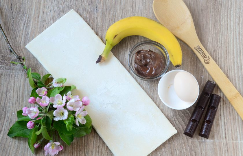 1. Этап. Шоколадное кольцо: Подготовьте все необходимые ингредиенты. Слоеное тесто можно использовать как дрожжевое, так и бездрожжевое. В любом случае его необходимо заранее вынуть из морозилки, чтобы оно успело разморозиться, тогда его легче будет раскатывать.