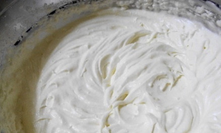 1. Этап. Итальянский десерт Канноли: 2. Теперь черед крема. Для него мы смешаем сливочный сыр, ваниль, корицу, тертый шоколад и цедру апельсинов, а также немножко тертых обжаренных орешков.