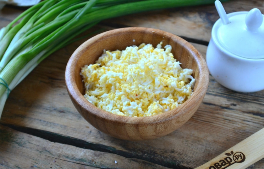 1. Этап. Закуска из лаваша с крабовыми палочками: Яйца натрите на мелкой терке.