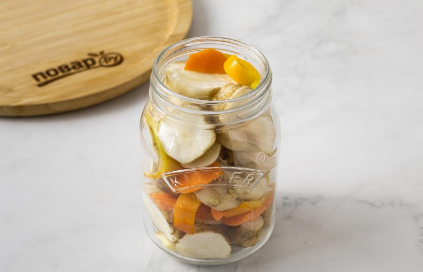 1. Этап. Маринованный топинамбур: Заполните банку топинамбуром чередуя слои с морковью и сладким перцем. Укладывать овощи нужно плотно.