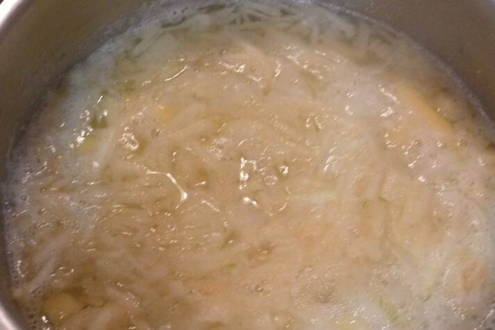 1. Этап. Свекольный суп для похудения: Теперь нам необходимо залить содержимое кастрюли водой так, чтобы жидкость поднималась над овощами на несколько миллиметров. Ставим кастрюлю на огонь и доводим до кипения, затем варим в течение 10 минут на среднем огне.