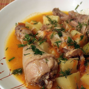 Курица с морковью и луком