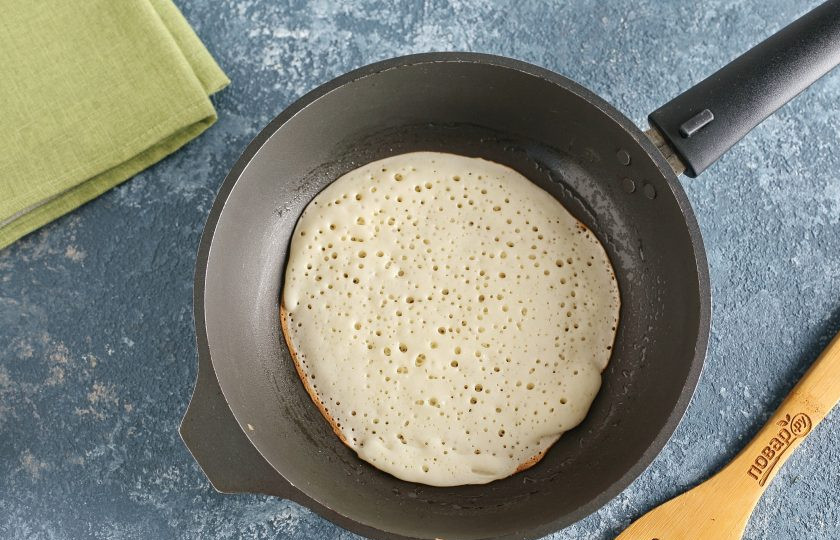 1. Этап. Пышные блинчики на кефире: Разогрейте хорошо сковороду и смажьте ее растительным маслом. Выкладывайте блинное тесто небольшими порциями, равномерно распределяя по всей сковороде (диаметр может быть любой).