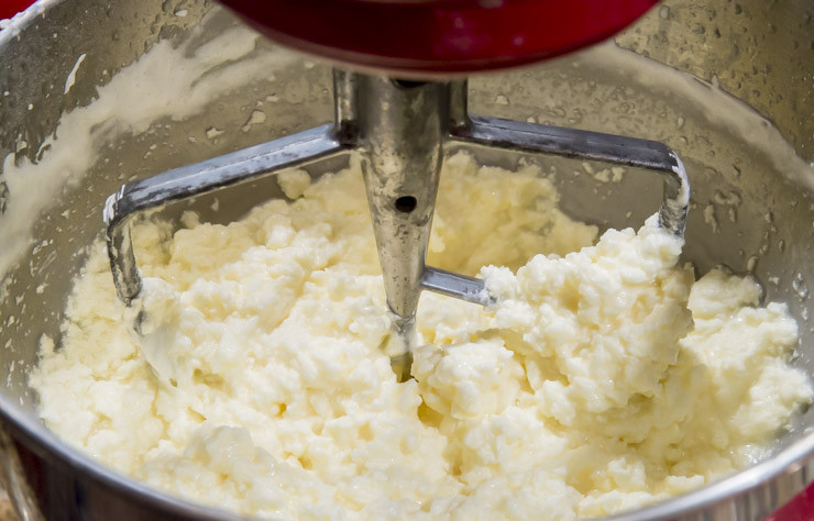 1. Этап. Белый шоколадный торт: 7. Для приготовления сливочного крема в кастрюле смешайте 10 яичных белков и 2,5 стакана сахара. Распустите сахар в белках, помешивая, на медленном огне, температура смеси не должна превышать 60-70 градусов. Как только сахар растопится, снимите с огня и взбейте белки до плотных пиков. Это может занять минут 15, так что придется потрудиться. Как только масса остынет, начинайте вводить масло комнатной температуры, взбивая на медленной скорости. Эта часть приготовления также потребует времени.