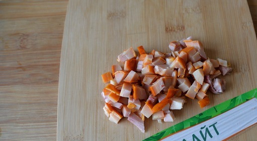 1. Этап. Салат-намазка Колодец: Отделяем филе индейки от кости и нарезаем мелкими кубиками.