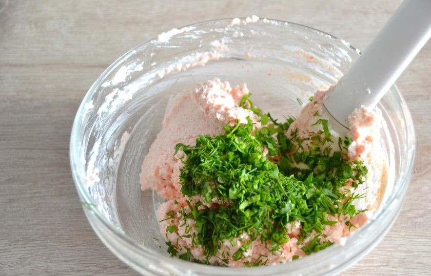 1. Этап. Профитроли без глютена: Добавьте измельченную зелень.