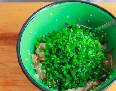 1. Этап. Блинчики по-корейски: Зеленый лук моем, подсушиваем полотенцем и нарезаем. Можно нарезать мелко, а можно длинными полосочками. Добавляем лук к куриному филе.