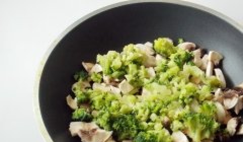 1. Этап. Зразы с фаршем и грибами: Шампиньоны и брокколи мелко режем и тушим до выпаривания жидкости. Солим по вкусу.