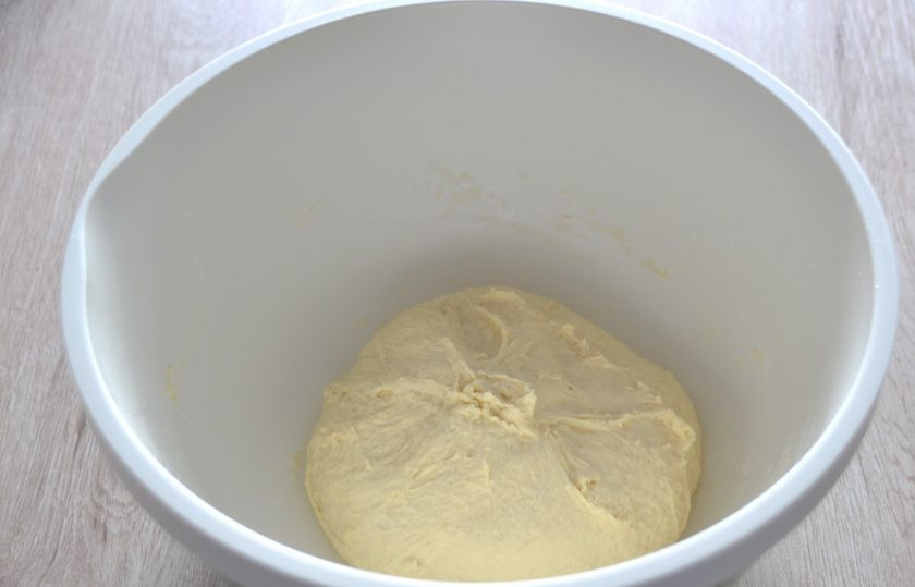 1. Этап. Лепешки Оби-нон: Замесите тесто, месить надо долго, руками, не менее 15 минут. Но к счастью, сейчас есть миксеры, поэтому со специальной насадкой вымешиваем тесто за 5 минут. Тесто накройте крышкой, поставьте в теплое место для брожения на 1-1,5 часа.