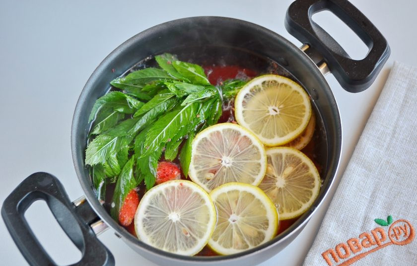 1. Этап. Домашний клубничный лимонад с мятой: 5. Залейте стаканом (200 мл) кипятка, накройте крышкой и оставьте на 20 минут.