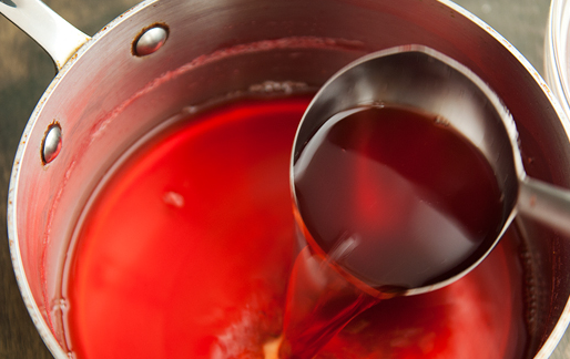 1. Этап. Cироп в домашних условиях: 7. Процеженный сок перелить в кастрюлю и отправить на огонь. Если не протерать и не выжимать ягоды, сок получается прозрачным и очень красивым.