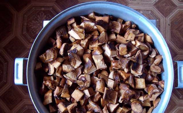 1. Этап. Сморчки маринованные: Грибы моем, чистим и режем.