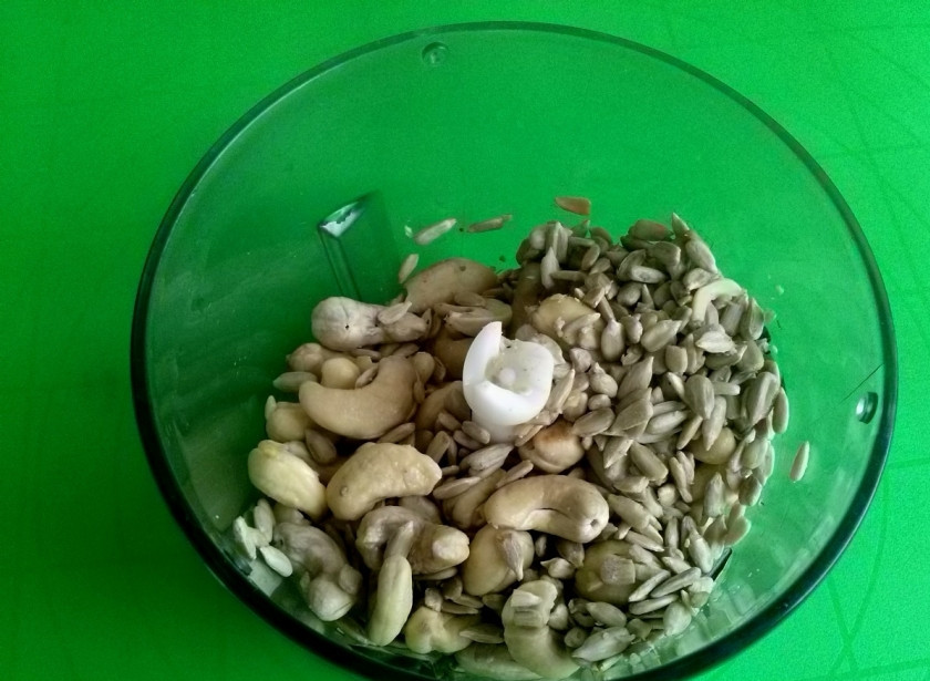 1. Этап. Сыроедческое печенье: Орехи и семечки измельчите в блендере до мелких кусочков.