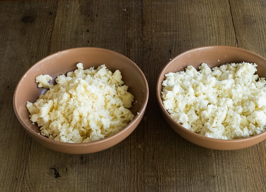 1. Этап. Сырники из адыгейского сыра: 3. Сыр разомните.