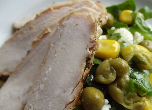 1. Этап. Салат из куриной грудки: На тарелку выкладываем по несколько ложек салата, сверху кладем кусочки курочки и подаем к столу. Приятного аппетита!