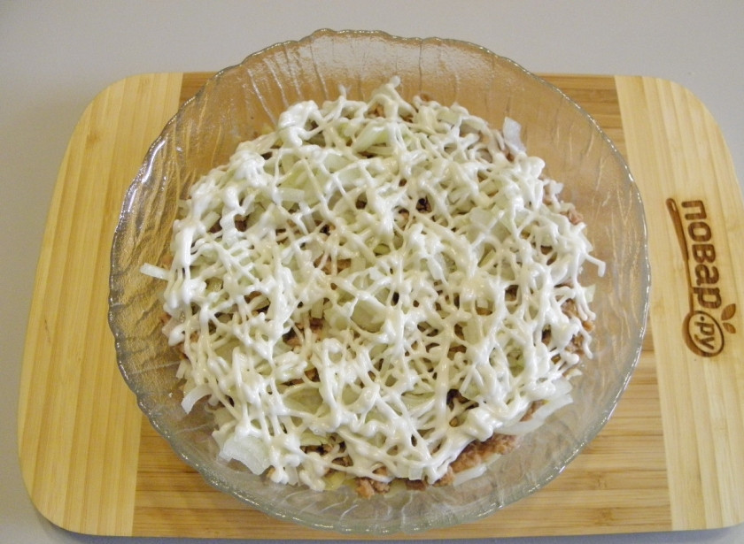 1. Этап. Салат Мимоза новогодний: Сделайте майонезную сеточку. Количество майонеза можно регулировать по вкусу.