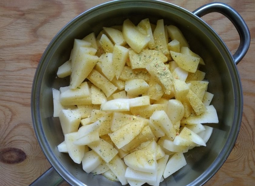 1. Этап. Картофель с томатной пастой: 3. Потом выложите картофель в разогретое масло на сковороду. Добавьте приправу и соль.