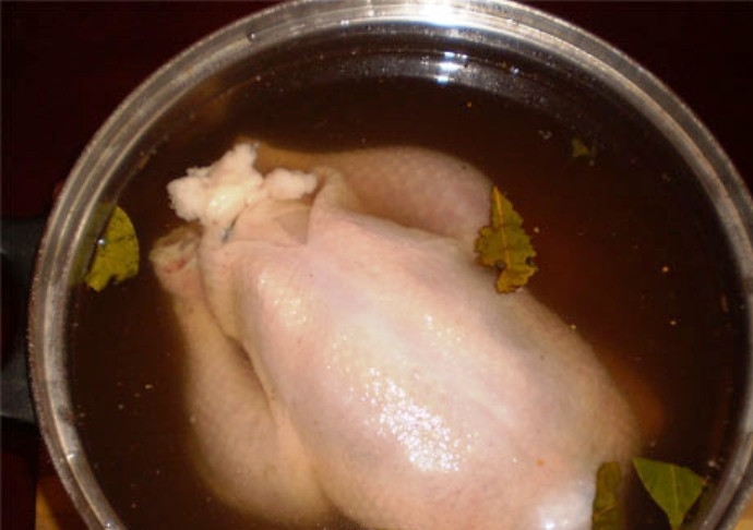 1. Этап. Варено-копченая курица: Курицу промойте, срежьте лишний жир и поместите в рассол на 20 часов. Кастрюлю с курицей поставьте в холодильник. По истечению времени курицу в рассоле поставьте не огонь, доведите до кипения и проварите 20-25 минут. Затем выньте из рассола, промойте и подвесьте на пару часов на воздухе хорошо обсохнуть. Перед копчением разделите тушку на две части.