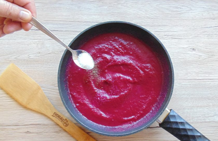 1. Этап. Свекольный кетчуп на зиму: Переложите взбитую свеклу в сковороду. Добавьте соль. Добавьте приправы на свой вкус. У меня смесь итальянских трав. Влейте примерно 150 мл. воды.