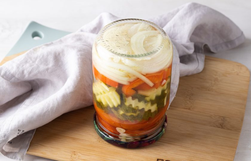 1. Этап. Салат на зиму с огурцами и помидорами: Затем плотно закрутите крышку. Банку переверните вверх дном и укутайте в кухонное полотенце. Оставьте так до полного остывания.