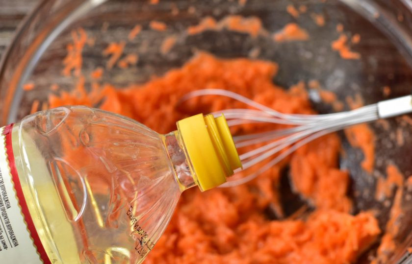 1. Этап. Морковные пряники: Влейте растительное масло.