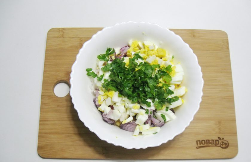 1. Этап. Салат Русская метель: Петрушку помойте, мелко нарежьте и выложите в салатник.