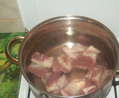 1. Этап. Бешбармак из говядины: Для приготовления лучше взять грудинку, бульон будет наваристее. Нарезаем мясо на куски, промываем и выкладываем в кастрюлю. Заливаем водой и ставим вариться.