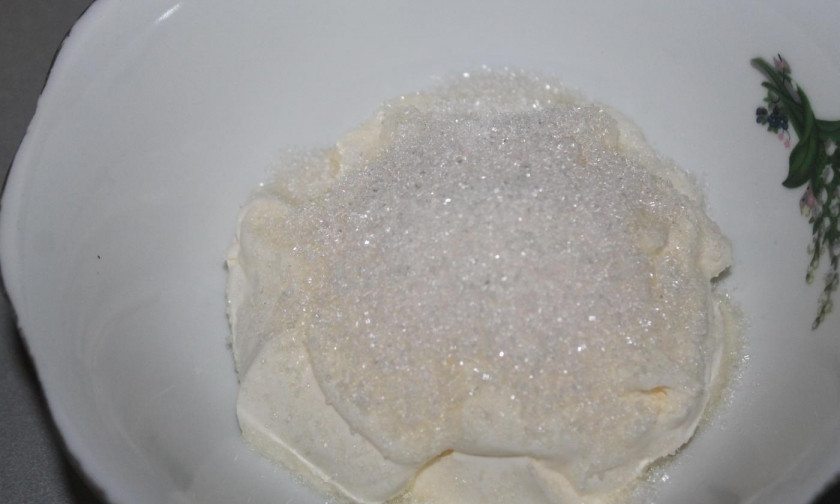 1. Этап. Торт Легко и быстро: 9. Пока бисквит в духовке, займусь кремом: в миске смешиваю сметану с оставшимися 70 граммами сахара.