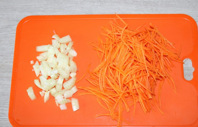 1. Этап. Экономный суп: Лук нарежьте кубиками, морковь натрите на тёрке для корейской моркови.