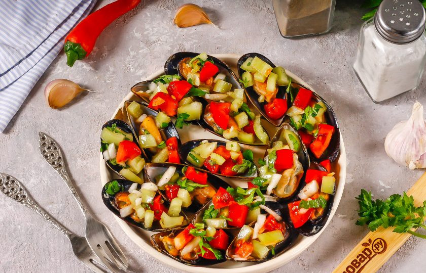 1. Этап. Мидии по-испански: На мидии выложите овощную сальсу и подайте блюдо к столу с бокалом белого вина.