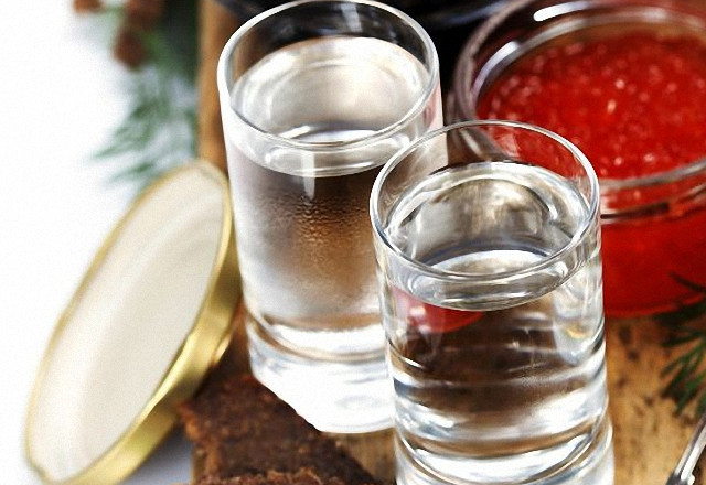 1. Этап. Самогон из свеклы сахарной: Брагу оставьте в тёплом месте на неделю. За это время всё лишнее осядет. Самогон перегоните и процедите. Охладите его - и пробуйте.