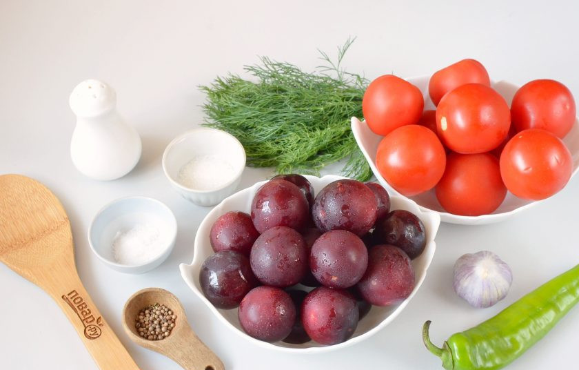 1. Этап. Соус из слив: Подготовьте ингредиенты: помидоры, сливы, зелень, перец острый свежий, чеснок, соль, сахар, кориандр, перец черный молотый.