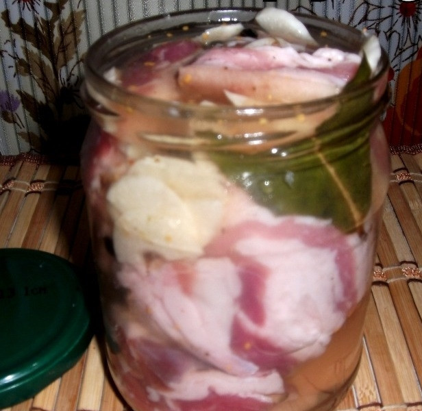 1. Этап. Маринованное сало с чесноком: 4. Залейте маринад так, чтобы он полностью покрыл сало. Плотно закройте крышкой или закатайте. Через 5 дней маринованное сало с чесноком будет полностью готово к употреблению.