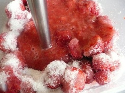 1. Stage. Strawberry dessert: Mix strawberries with sugar and beat with a blender until smooth, leave a few berries for decoration.