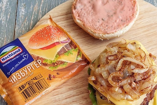 1. Этап. Двойной мясной бургер с карамелизированным луком: Распределить карамелизированный лук и накрыть второй половинкой булочки.