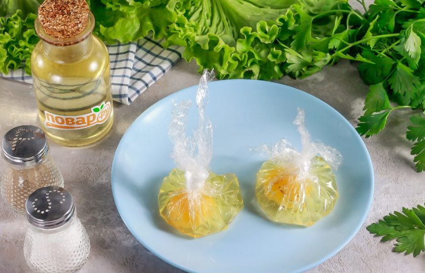 1. Этап. Тост с авокадо, соленой семгой и яйцом пашот: Аккуратно завяжите края пищевой пленки, собирая яйцо как будто в мешочек.