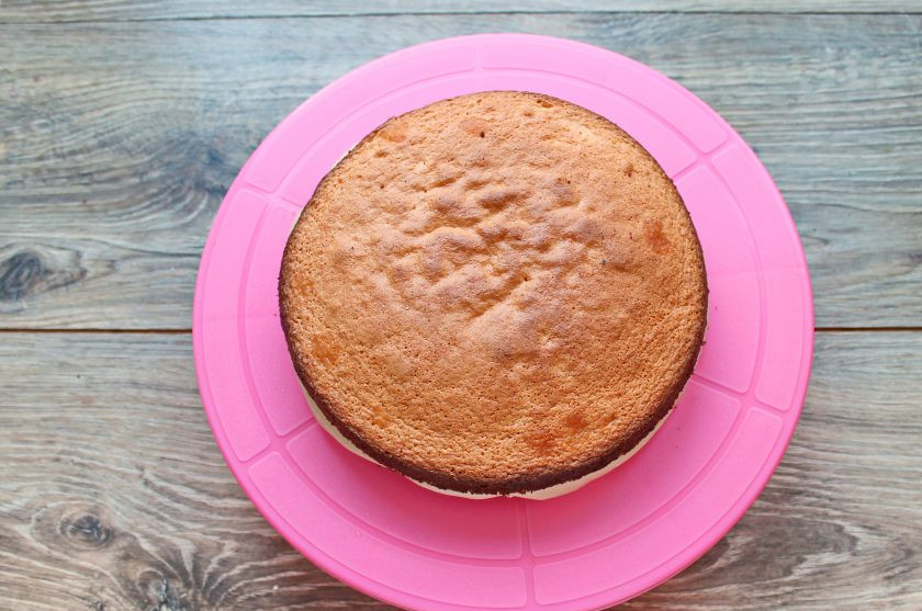 1. Этап. Торт Ириска с вареной сгущенкой: Выложите сверху вторую половину бисквита.