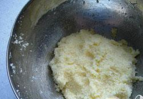 1. Этап. Кокосанки: 6. Застелите противень листом пергамента, аккуратно ложкой выкладывайте печеньки на расстоянии друг от друга. Отправьте противень в духовку, выпекайте кокосанки 20-25 минут до румяности.