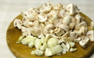 1. Этап. Суп из шампиньонов постный: Шампиньоны нарежьте дольками, оставшийся лук мелко нашинкуйте.