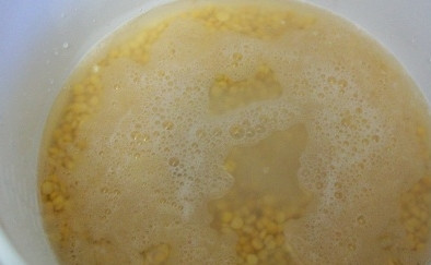 1. Этап. Гороховая каша в мультиварке: Залейте горох холодной водой, посолите и перемешайте.