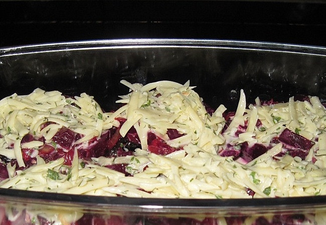 1. Этап. Свёкла в духовке: Половинки свёклы слегка присаливаем изнутри, укладываем в смазанную сливочным маслом форму для запекания, наполняем начинкой, а сверху в каждую выкладываем сливочно-сырный соус. Ставим в духовку, разогретую до 200С и запекаем до появления румяной сырной корочки.